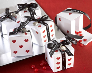 1_28033NA DiceFavorBox M Lucky in Love Dice Favor Boxes with Imprinted Ribbon and Heart Charm