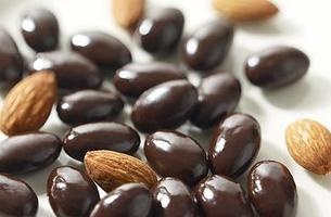 Wedding Favor Ideas for Chocoholics Chocolate Covered Almonds