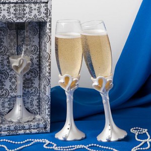 Interlocking Hearts Design Toasting Flutes wedding favors